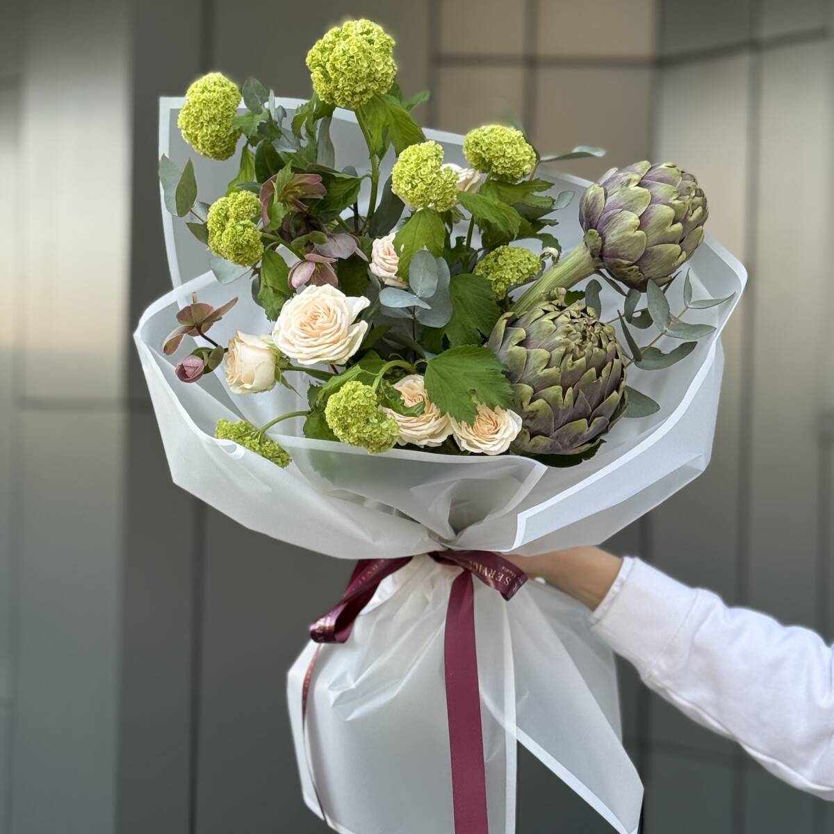 букет Лесная Поляна из артишоков, вибурнума, кустовых роз и хелеборуса