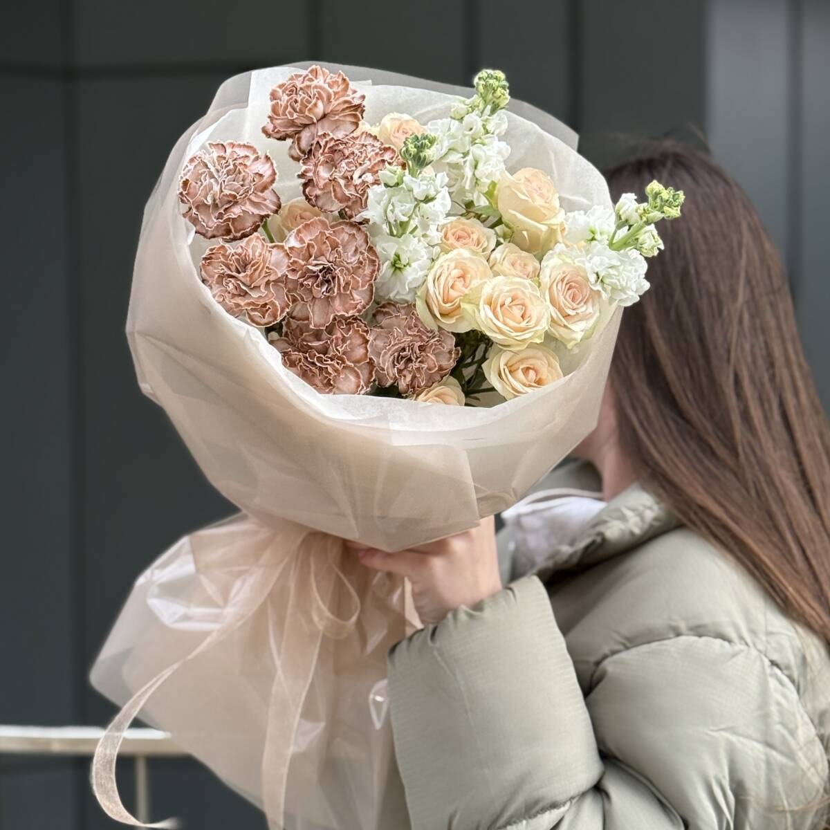Букет Теплый Шоколад из кустовых роз, маттиолы и гвоздики vip