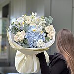 Букет Летняя лазурь из гортензии, кустовых роз, ирисов и оксипеталума