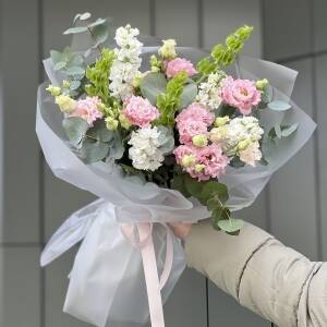 Букет Песня Природы из молюцеллы, эустомы и маттиолы