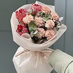 Букет Карамельные Мечты из протеи, гвоздик vip и хелеборуса