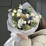 Букет Тайна Лагуны из артишоков, кустовых роз, маттиолы и эрингиума