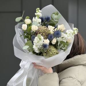 Букет Тайна Лагуны из артишоков, кустовых роз, маттиолы и эрингиума