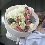 Букет Люция из гортензии, пионов, кустовых пионовидных роз, эустомы и эвкалипта
