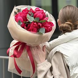 Букет Кармен из 5 бордовых пионов и эвкалипта