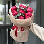 Букет Кармен из 7 бордовых пионов и эвкалипта