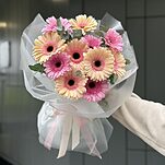 Букет Королева Сердца из 11 герберы и эвкалипта