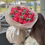 Букет Принцесса Дисней из 15 пионов сорта коралл и оксипеталума