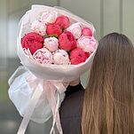 Букет Тайна Поцелуя из 13 пионов микс коралловых и розовых