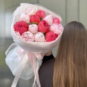 Букет Тайна Поцелуя из 13 пионов микс коралловых и розовых