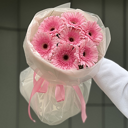 Букет Позитив из 7 розовых гербер и зелени