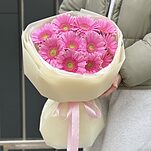 Букет Позитив из 11 розовых гербер и зелени