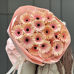 Букет Позитив из 21 герберы и зелени