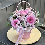 Композиция из гербер, хризантемы, альстромерии и эвалипта