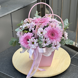 Композиция из гербер, хризантемы, альстромерии и эвалипта