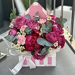 Композиция в конверте Вишенка из пиона, кустовых пионовидных роз, танацетума, гвоздики и эвкалипта