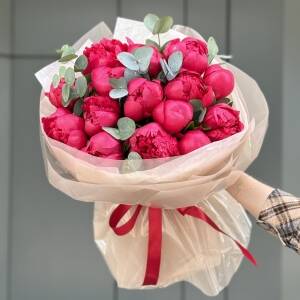 Букет Кармен из 15 бордовых пионов и эвкалипта