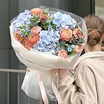 Букет Благородный вкус из гортензий, кустовых роз, оксипеталума, гвоздики вип, роз кахала и эвкалипта