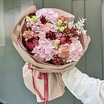 Букет В Мечтах из гортензий, протеи, гвоздики, эустомы, леукодендрона, рускуса и кустовой розы