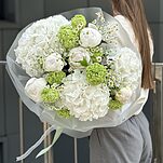 Букет Лесная Дива M из гортензий, белых пионов, танацетума и вибурнума