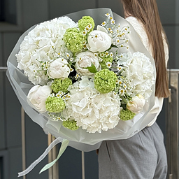 Букет Лесная Дива M из гортензий, белых пионов, танацетума и вибурнума