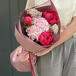 Букет Сказочная Страна S из гортензий, пионов бордо и озотамнуса