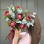 Букет Экзотический из 7 протей и эвкалипта