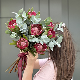 Букет Экзотический из 7 протей и эвкалипта