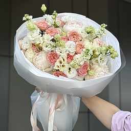 Букет Вуаль мечты из пионов, кустовых пионовидных роз, маттиолы и эустомы