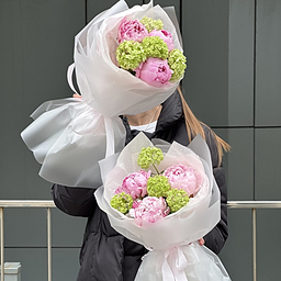 Букет Клубничный Мохито из пионов и вибурнума