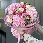 Букет Клюквенный щербет M из эустомы,кустовой  розы, одноголовой роз и альстромерии