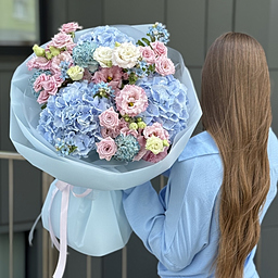 Букет Морской Бриз из гортензий, эустомы, кустовых роз и оксипеталума