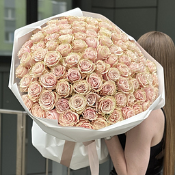 Букет из 101 розовой розы в оформлении