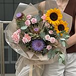 Букет Летний карнавал из подсолнухов, артишоков, роз, диантусов и эвкалипта