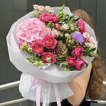 Букет Малиновый сад из гортензии, артишоков, кустовых роз и хелеборуса