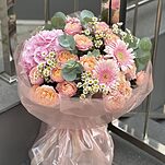 Букет Пастельная симфония из гортензии, кустовых пионовидных роз. гербер и танацетума