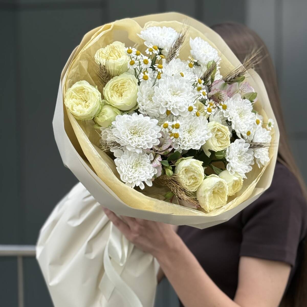 Букет Солнечное настроение из хризантем, кустовых роз, альстромерий, танацетума и колосков