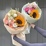 Букет Летний привет из подсолнуха, эустомы, кустовой розы и тласпи