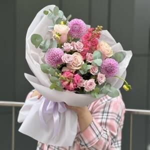 Букет Цвет лета из кустовых роз и одноголовых роз, георгин, эвкалипта