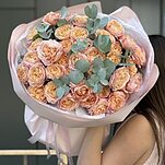 Букет Джульетта из 15 веток кустовой пионовидной розы и эвкалипта