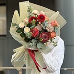 Букет Танец Огня из протеи, георгин, кустовых и одноголовых роз