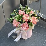 Коробка Притягательная из роз сорта кахала, танацетума и хелеборуса