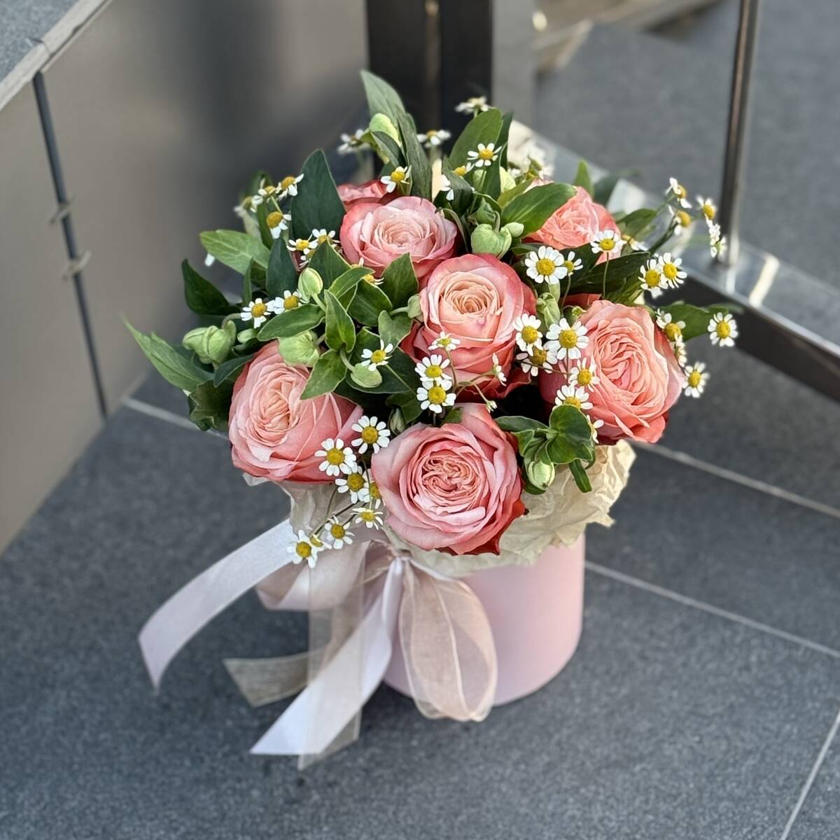 Коробка Притягательная из роз сорта кахала, танацетума и хелеборуса