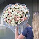 Букет Грациозный из одноголовых и кустовых роз