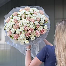 Букет Грациозный из одноголовых и кустовых роз