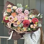 Букет Оранжерея из гортензии, георгин, кустовых роз, оксипеталума, гвоздики и эвкалипта