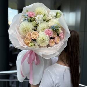 Букет Колибри S из георгин, гвоздики, эустомы, танацетума, кустовых роз, оксипеталума