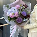 Букет Аметистовая Сказка из артишоков, георгин, оксипеталума, гортензии, леукодендрона и эвкалипта