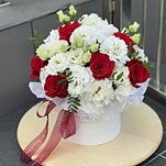 Коробочка Красная шапочка с красными розами и пионовидной эустомой