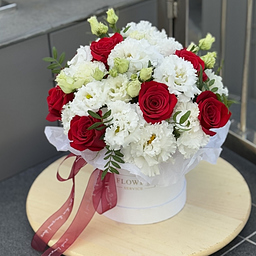 Коробочка Красная шапочка с красными розами и пионовидной эустомой